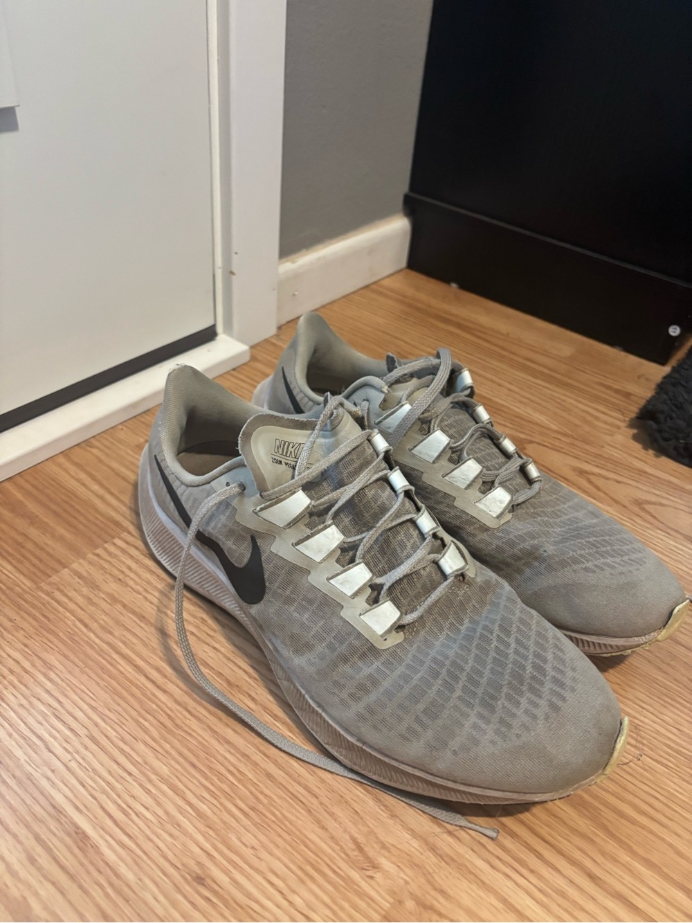 Nike Men's Light Gray Athletic Running Shoes with Black Swoosh